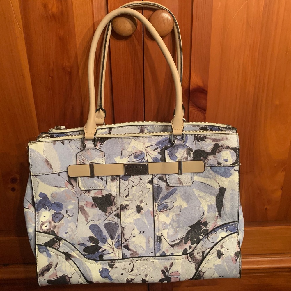 Beautiful Guess bag with lots of room